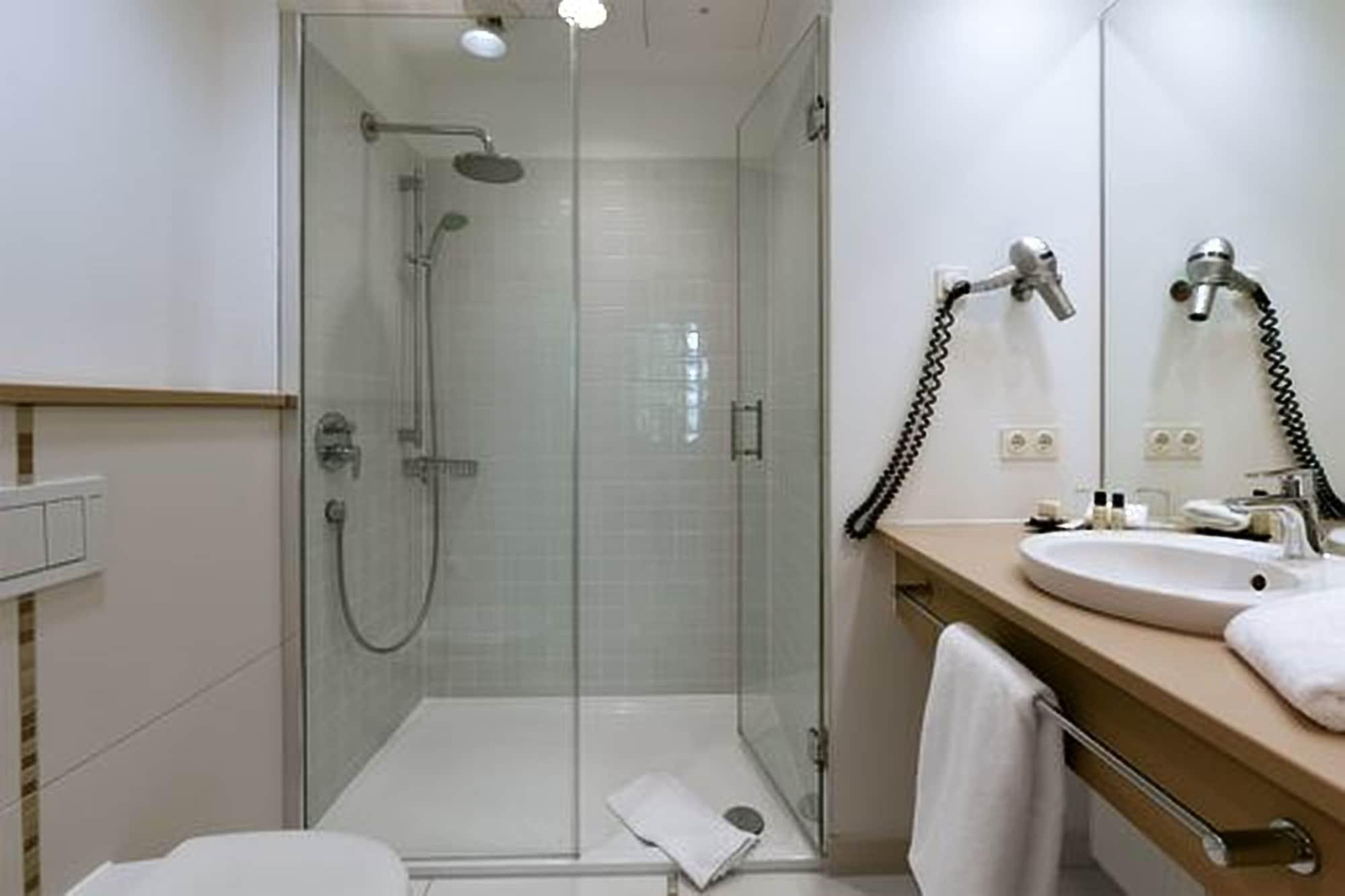 Privathotel Lindtner Хамбург Екстериор снимка A shower cubicle