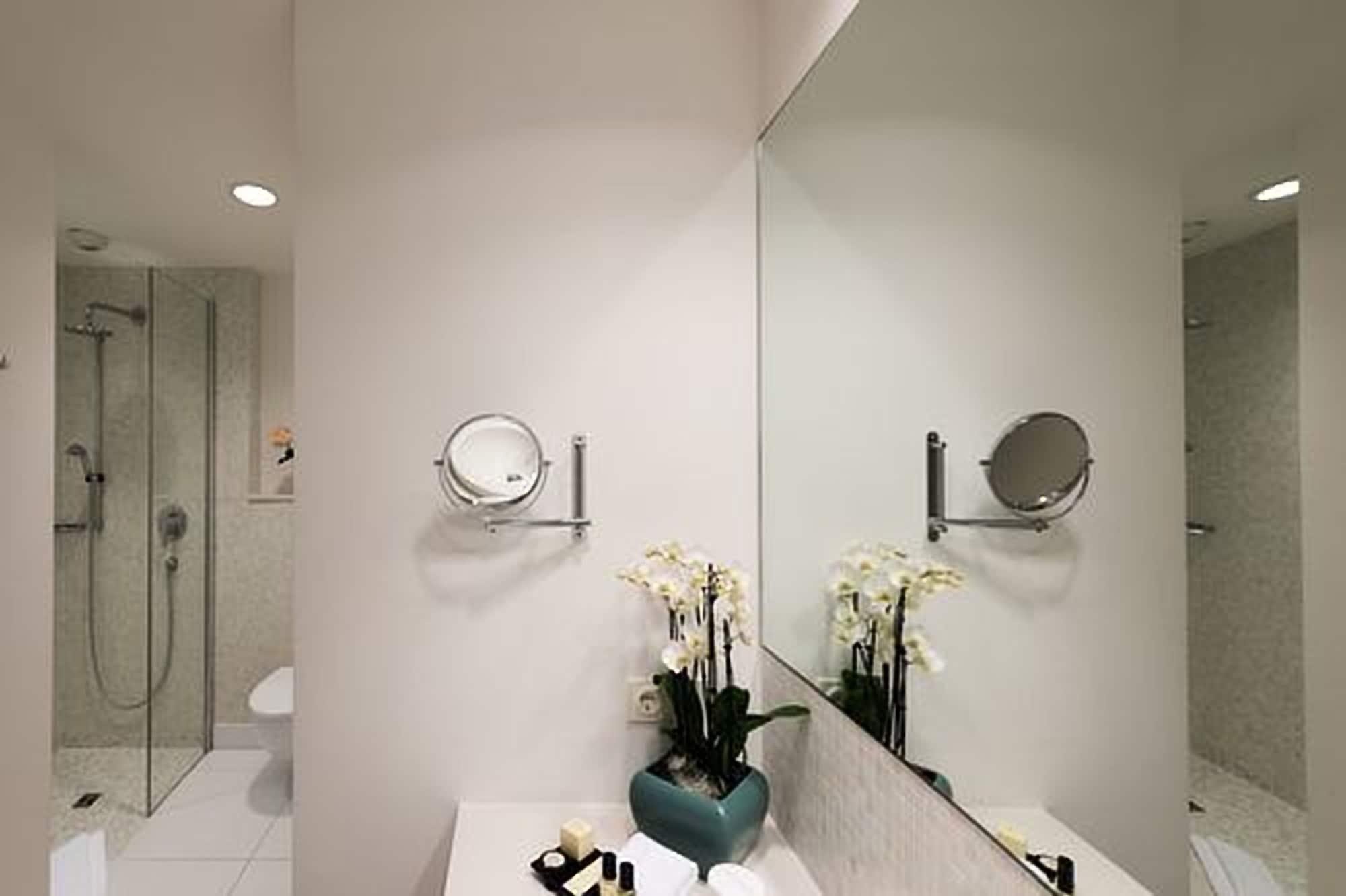 Privathotel Lindtner Хамбург Екстериор снимка Bathroom mirror