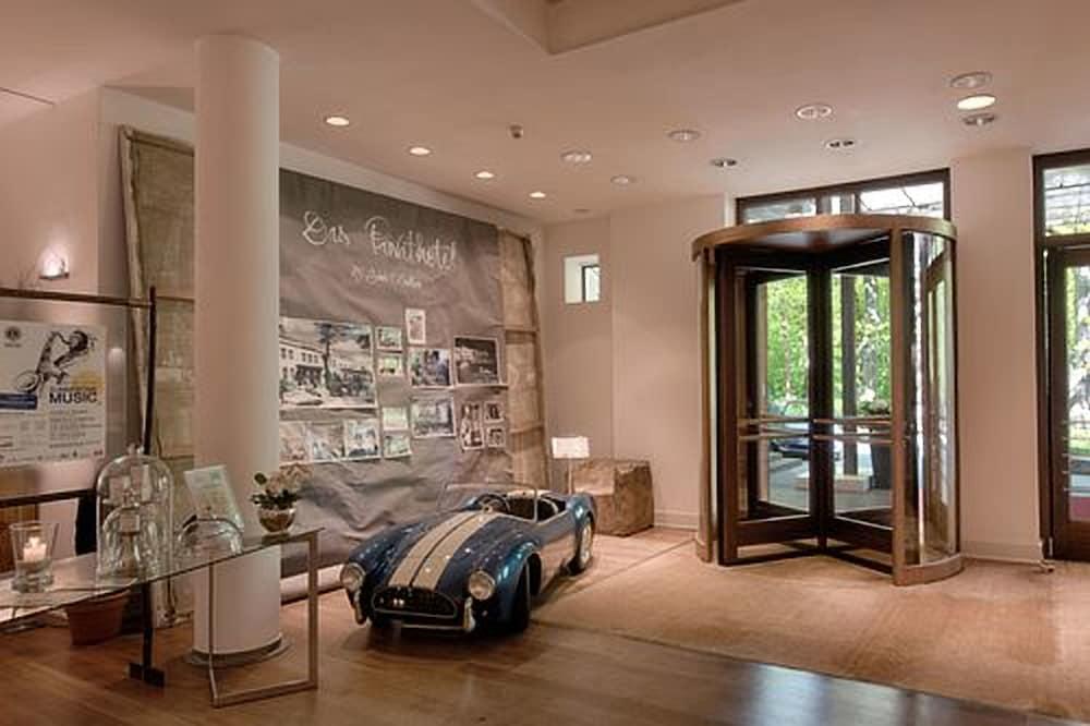 Privathotel Lindtner Хамбург Екстериор снимка The interior of the Bentley London showroom