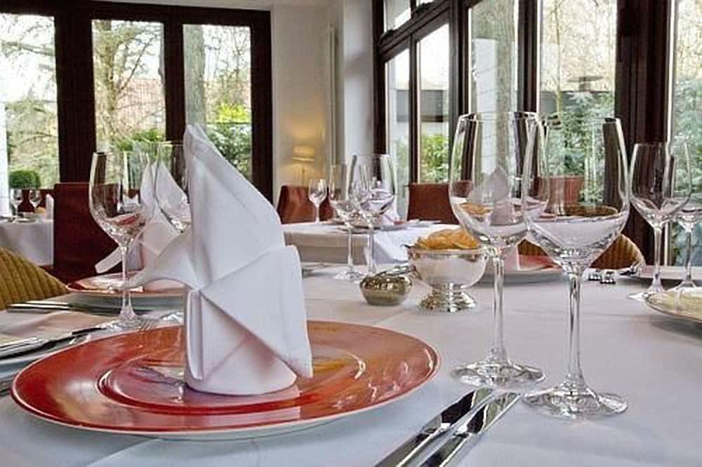 Privathotel Lindtner Хамбург Екстериор снимка A table set for fine dining