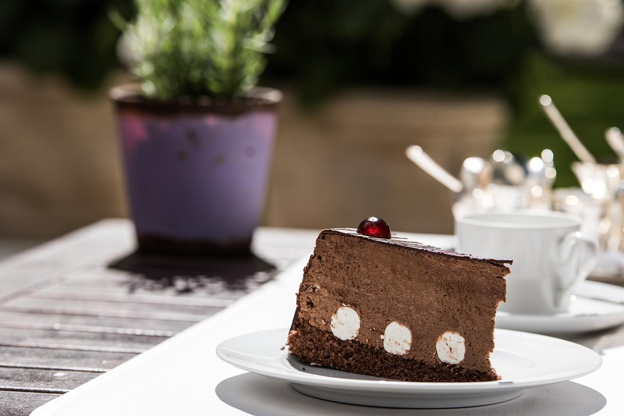 Privathotel Lindtner Хамбург Екстериор снимка A piece of chocolate cheesecake