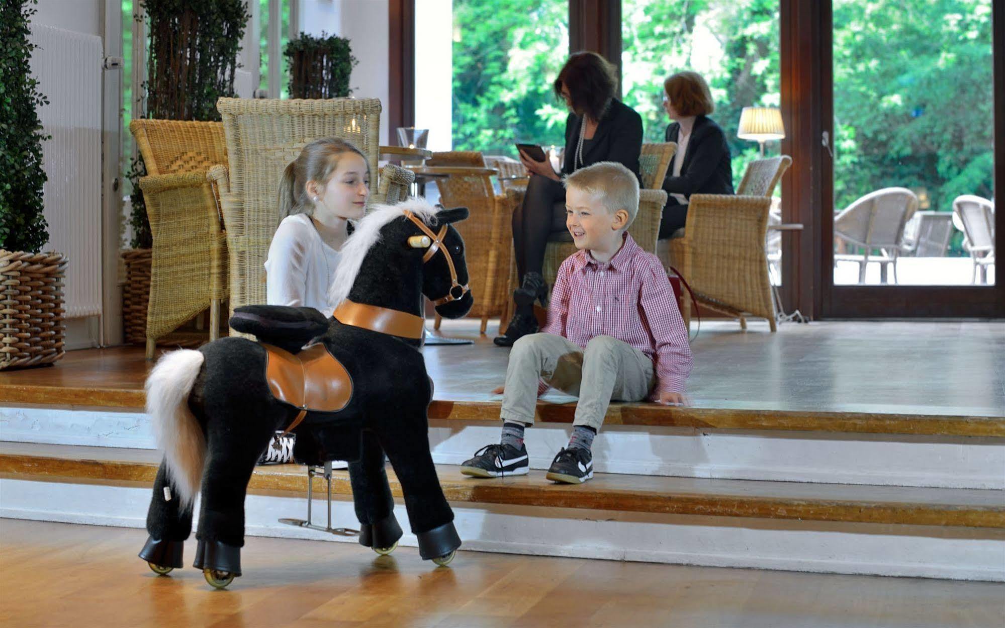 Privathotel Lindtner Хамбург Екстериор снимка A child riding a ponycycle