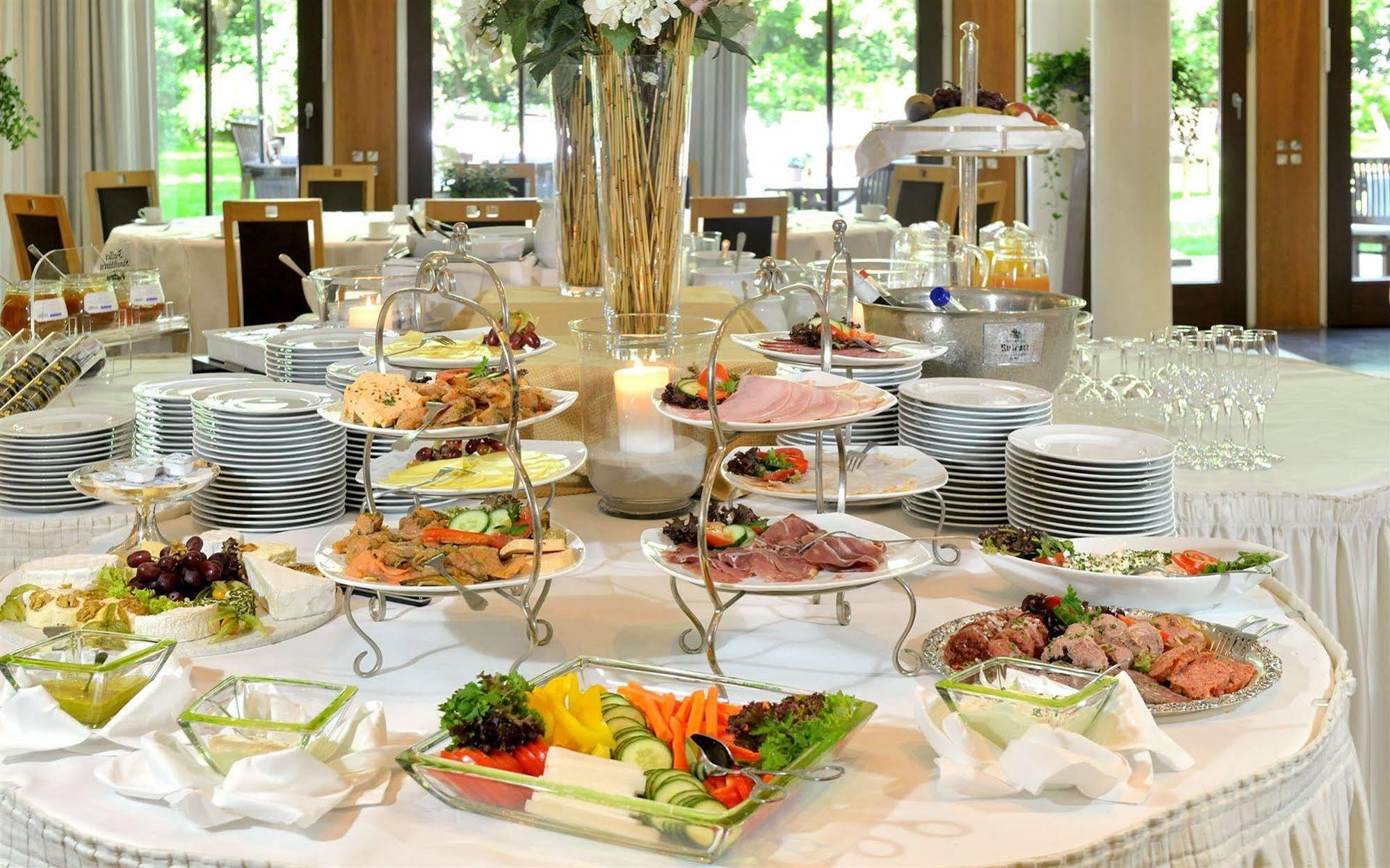 Privathotel Lindtner Хамбург Екстериор снимка A buffet