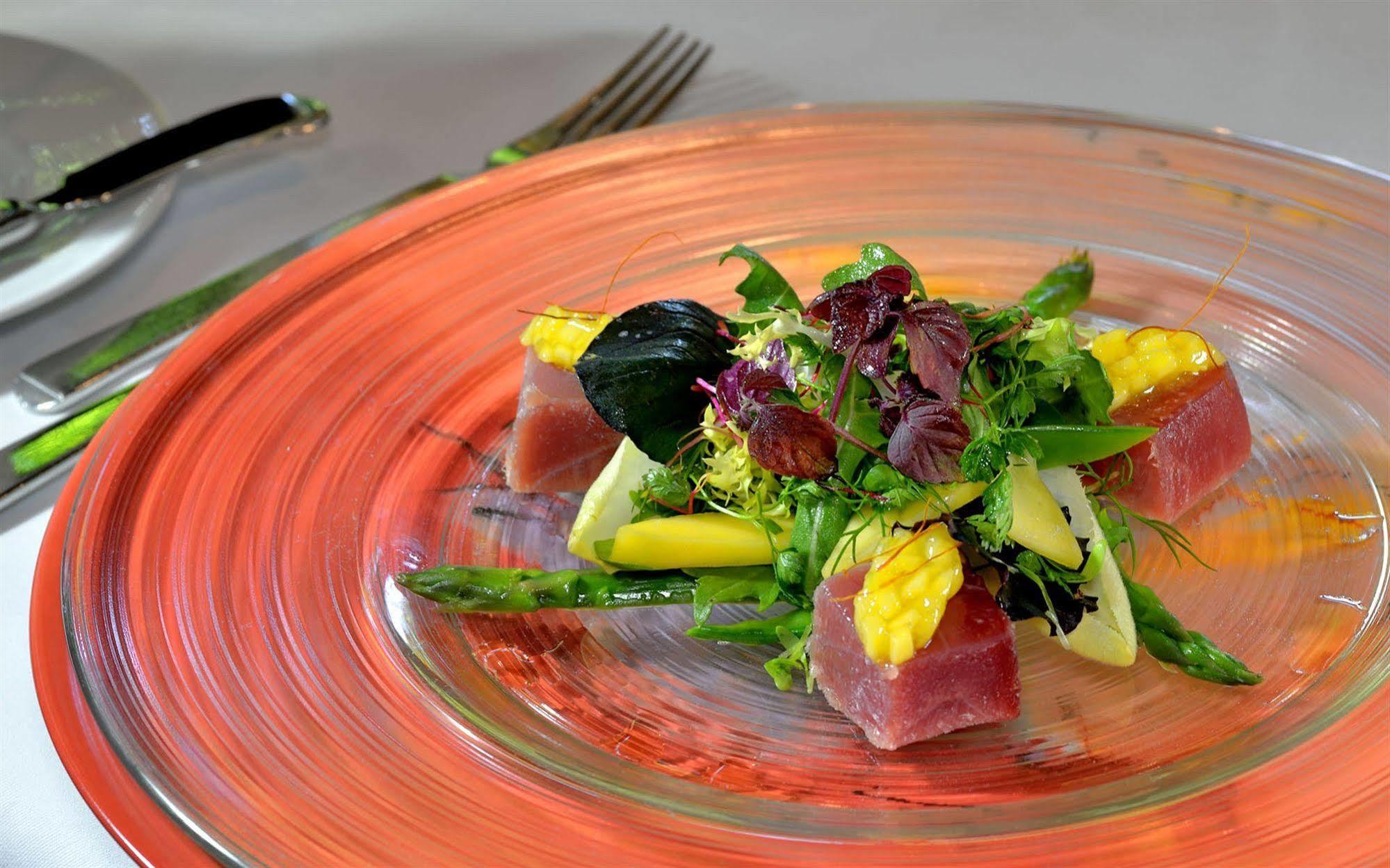 Privathotel Lindtner Хамбург Екстериор снимка A salad of asparagus, tuna, and mango