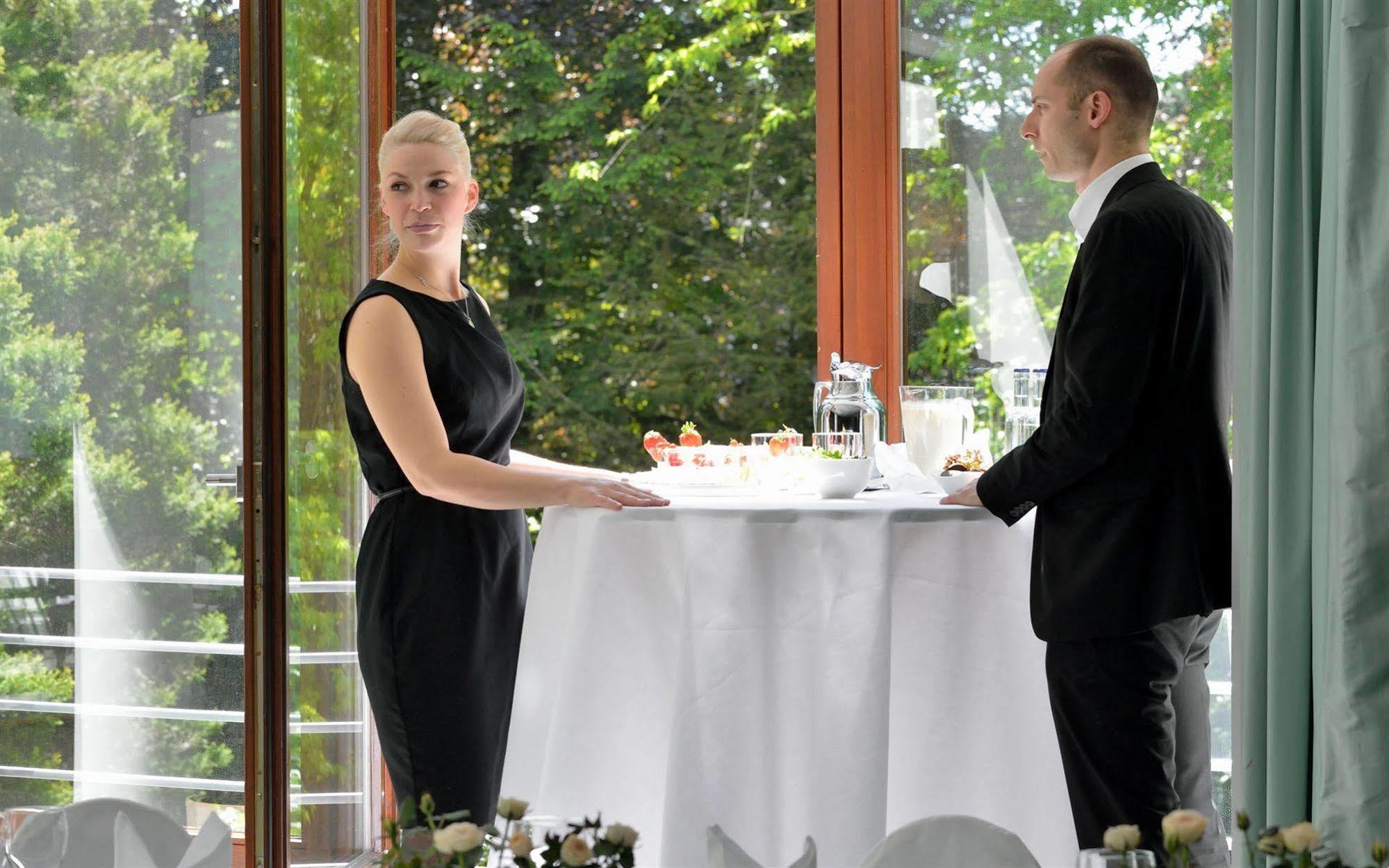 Privathotel Lindtner Хамбург Екстериор снимка A restaurant hostess and a restaurant manager