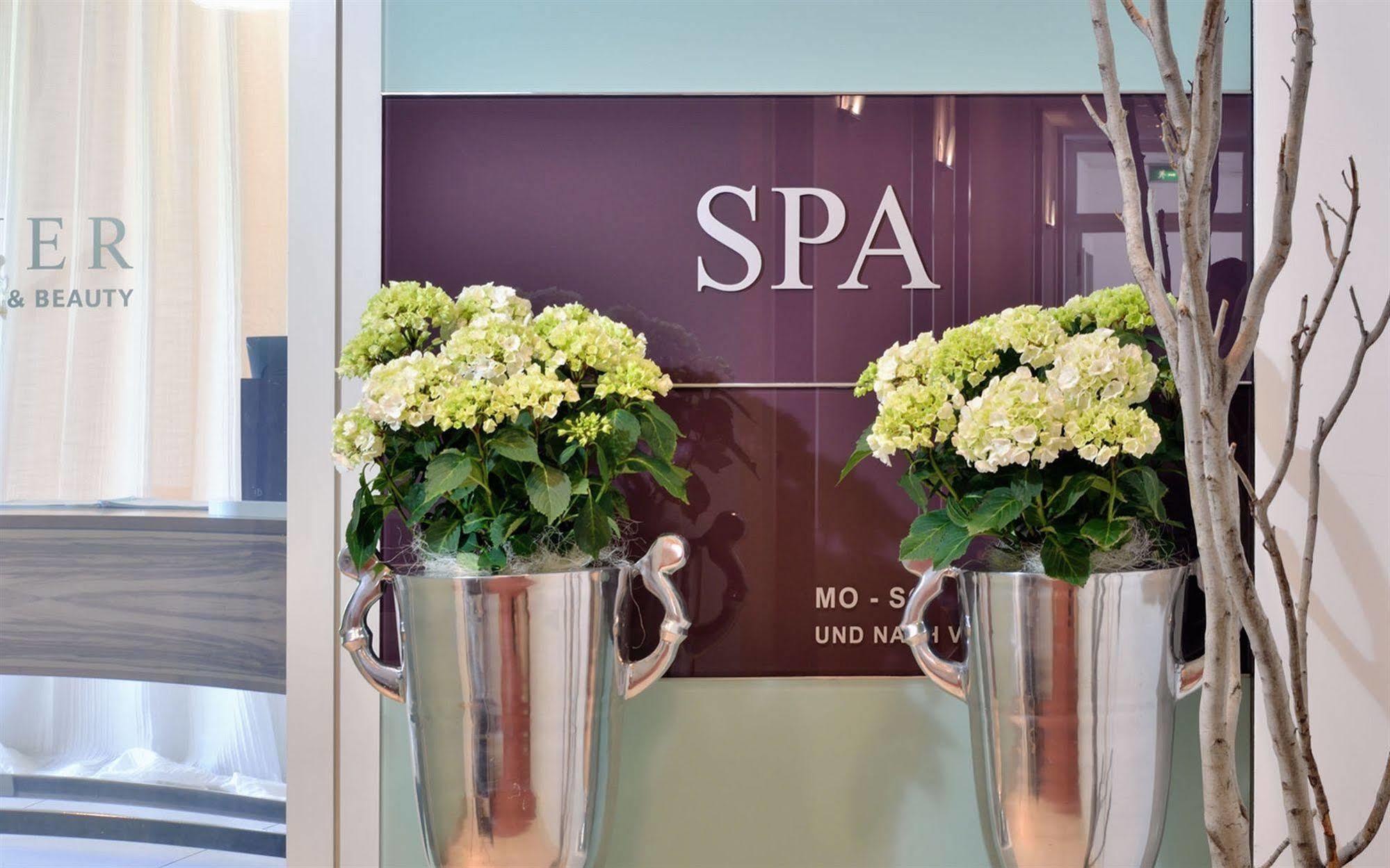 Privathotel Lindtner Хамбург Екстериор снимка Entrance to the spa