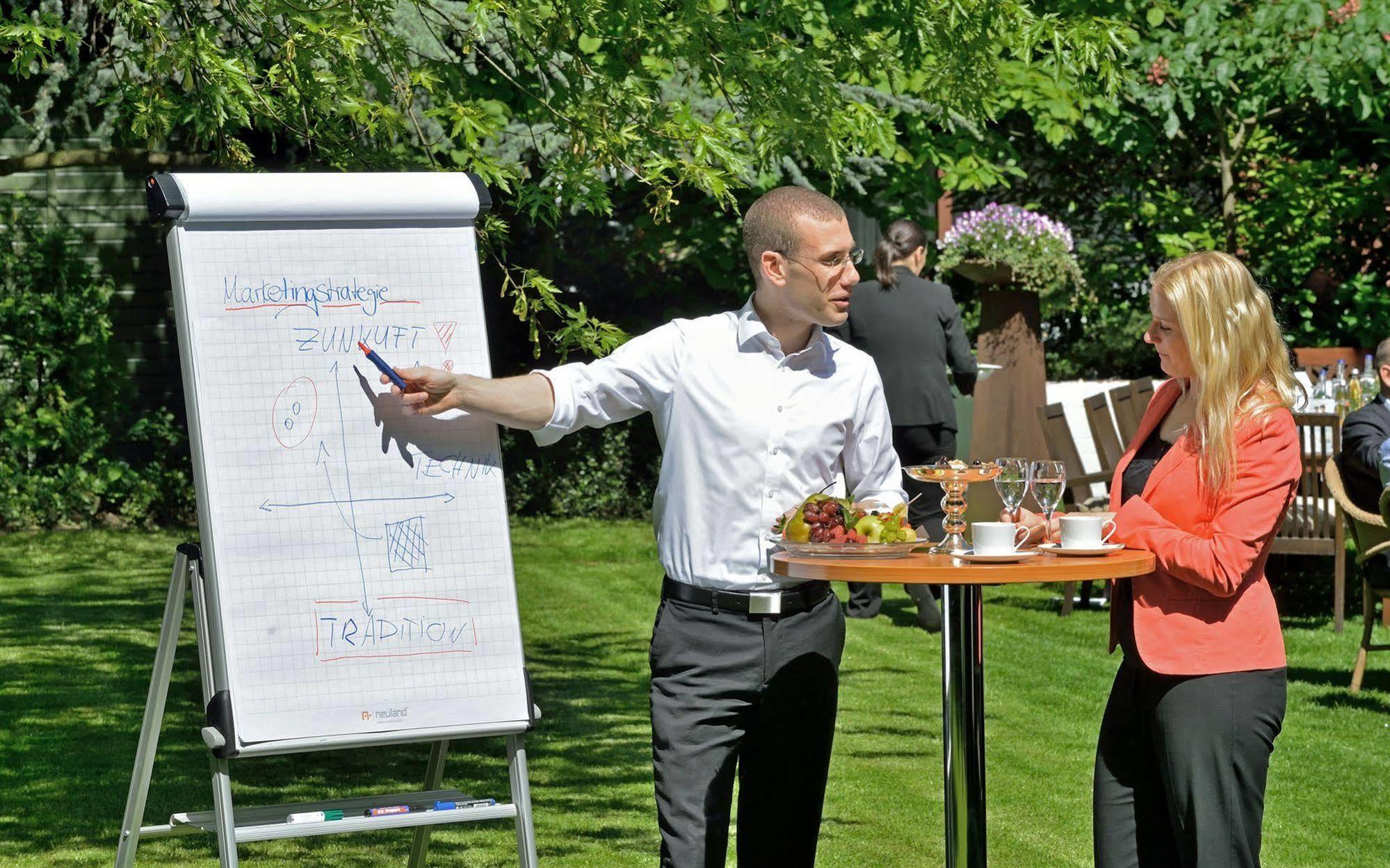 Privathotel Lindtner Хамбург Екстериор снимка A flipchart