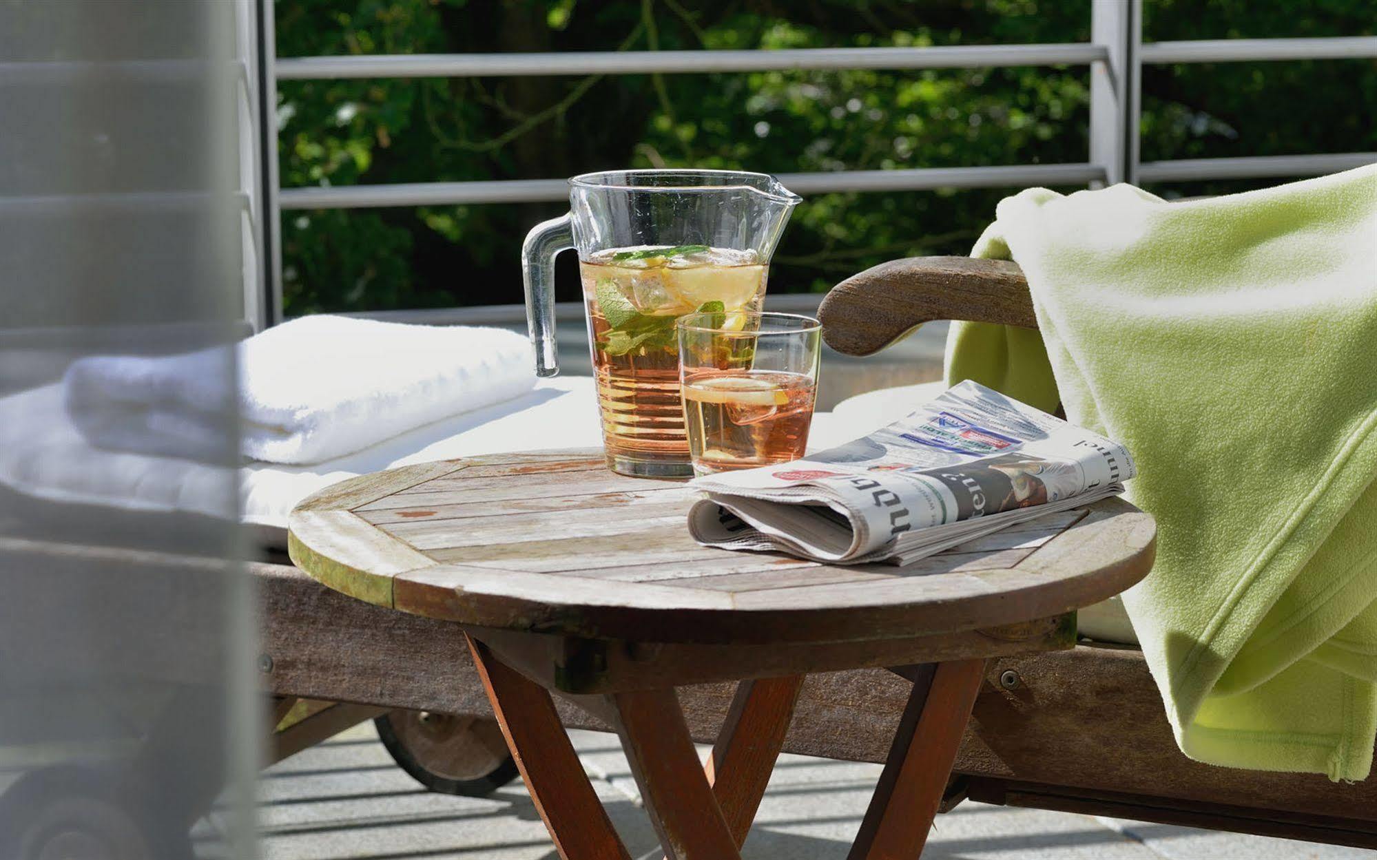 Privathotel Lindtner Хамбург Екстериор снимка A small table