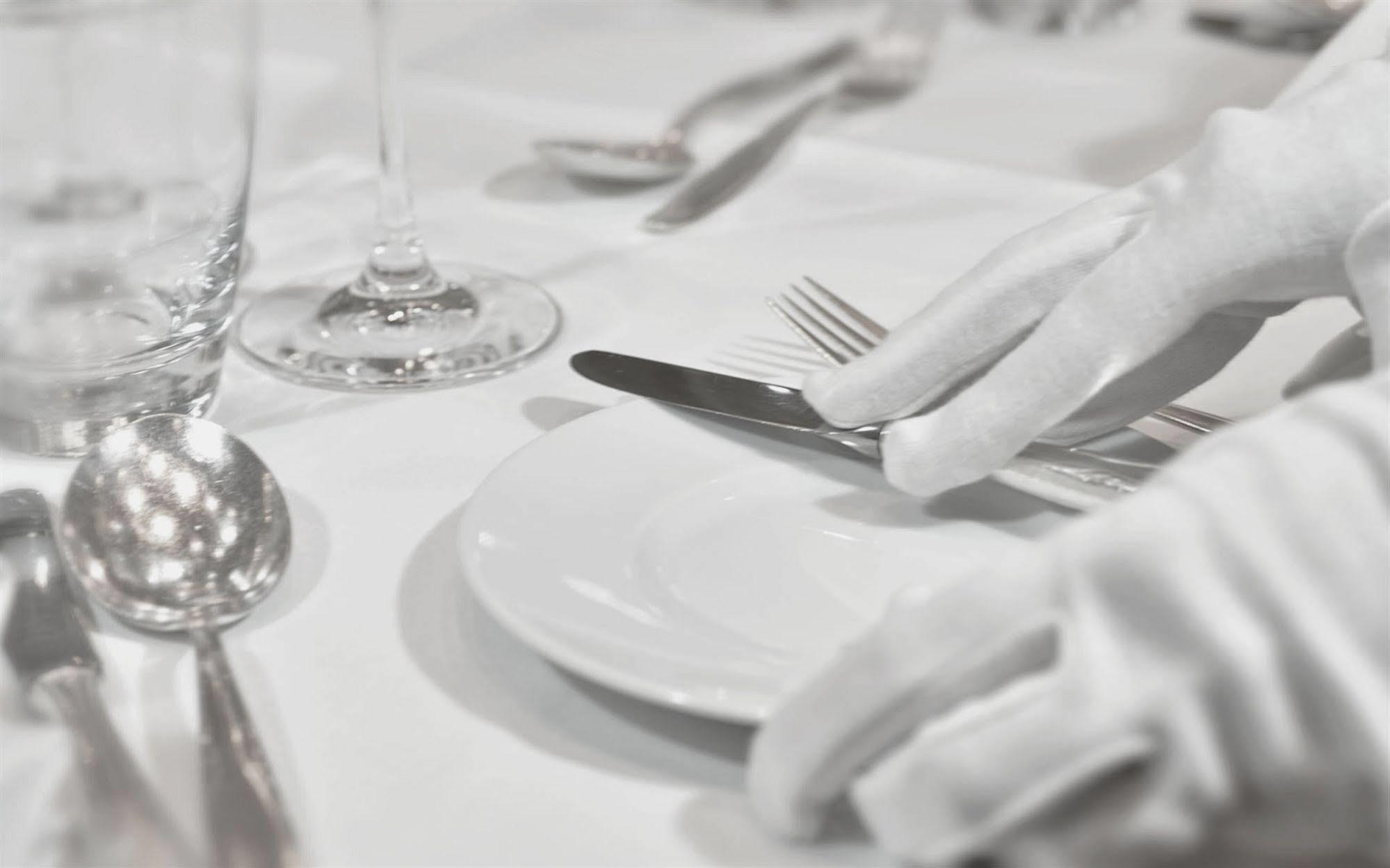 Privathotel Lindtner Хамбург Екстериор снимка A table set for fine dining
