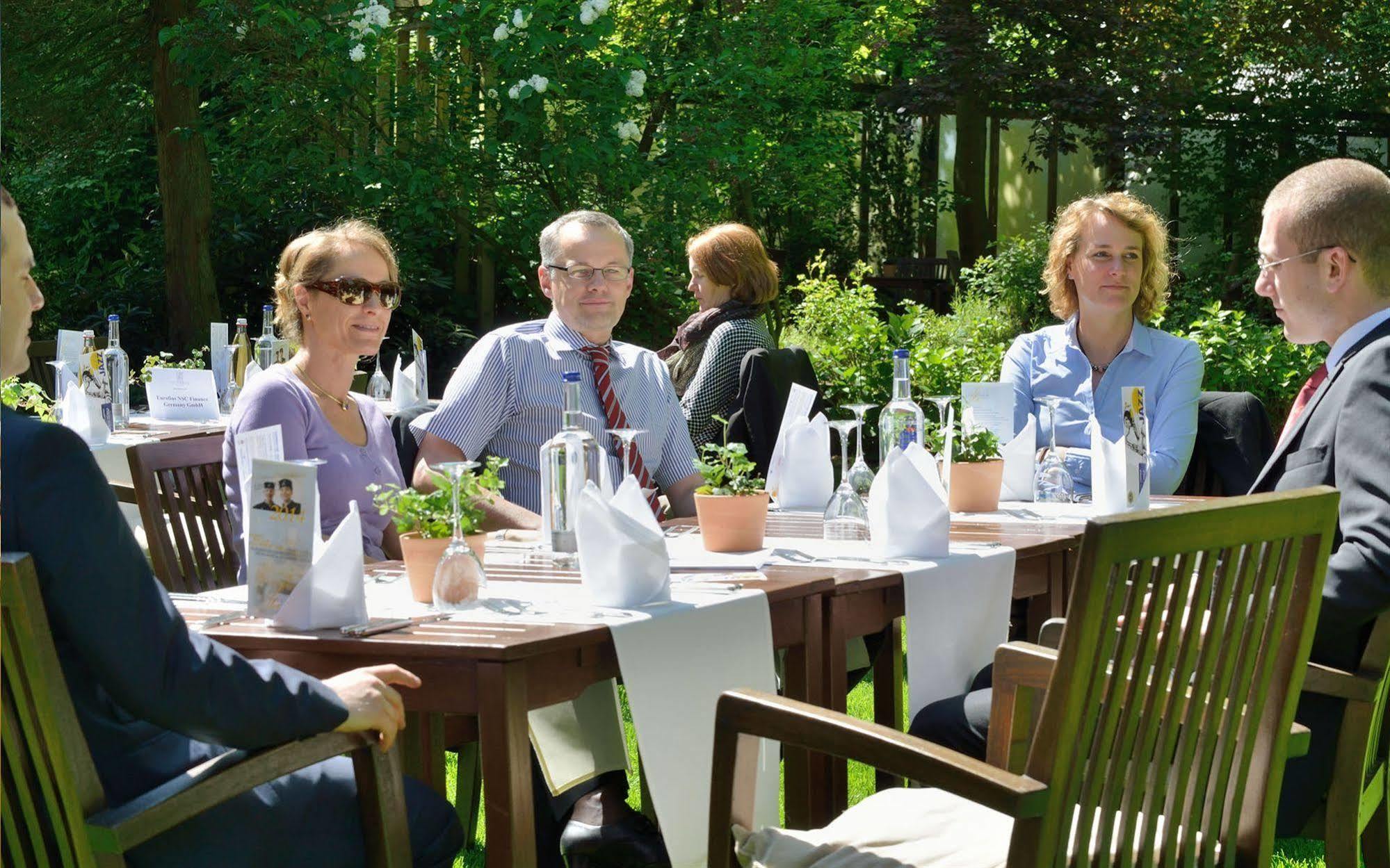 Privathotel Lindtner Хамбург Екстериор снимка The Danish royal family at the annual garden party