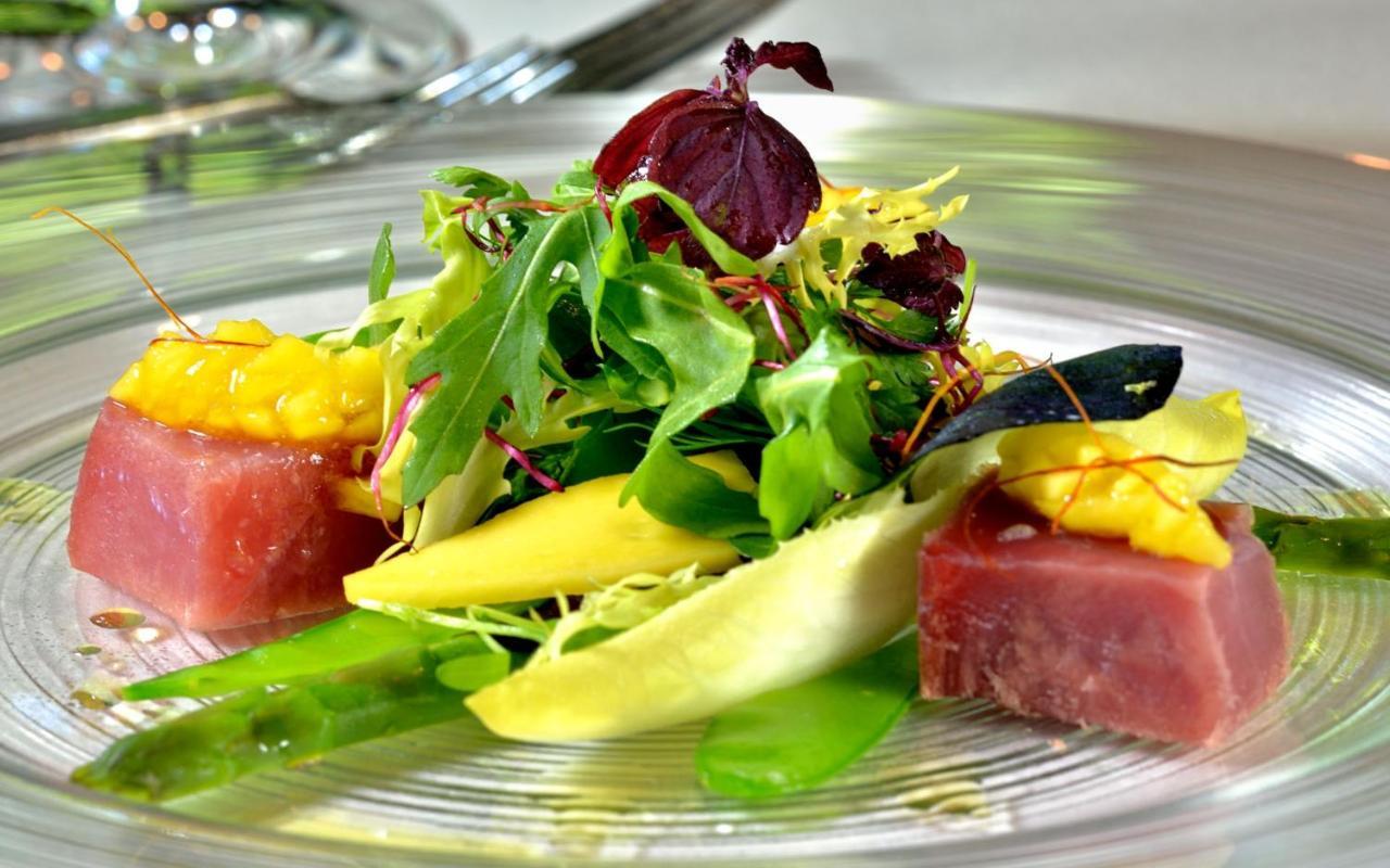Privathotel Lindtner Хамбург Екстериор снимка A salad with tuna