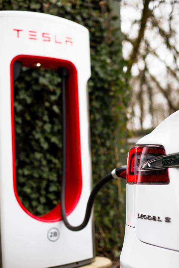 Privathotel Lindtner Хамбург Екстериор снимка Tesla Supercharger